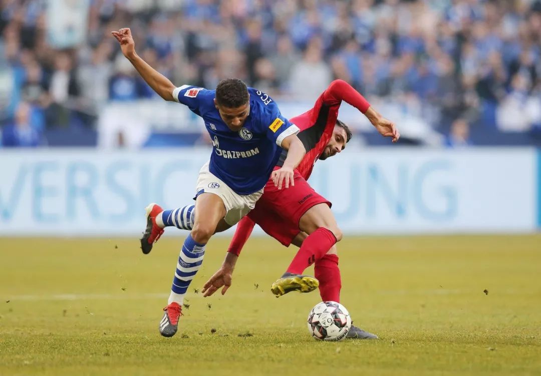 包含客场一球小胜，毫无悬念之战的词条