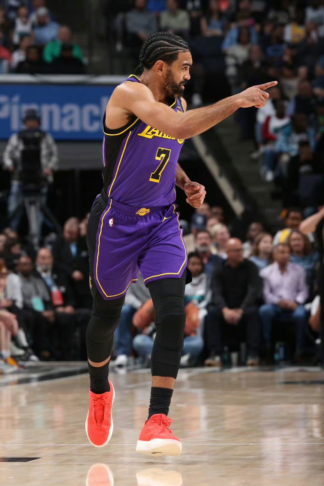 关于NBA比赛战报：湖人击败尼克斯保持领先优势的信息