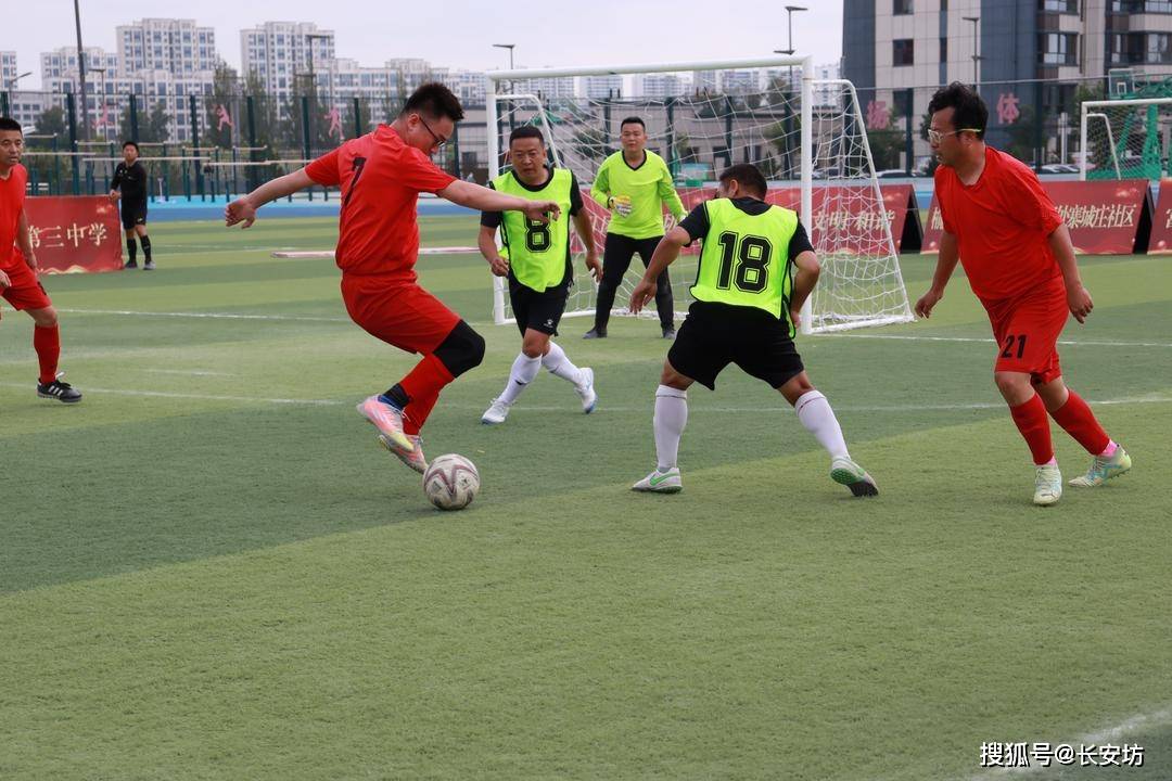 包含火爆的足球盛宴，球队争夺冠军荣耀的词条