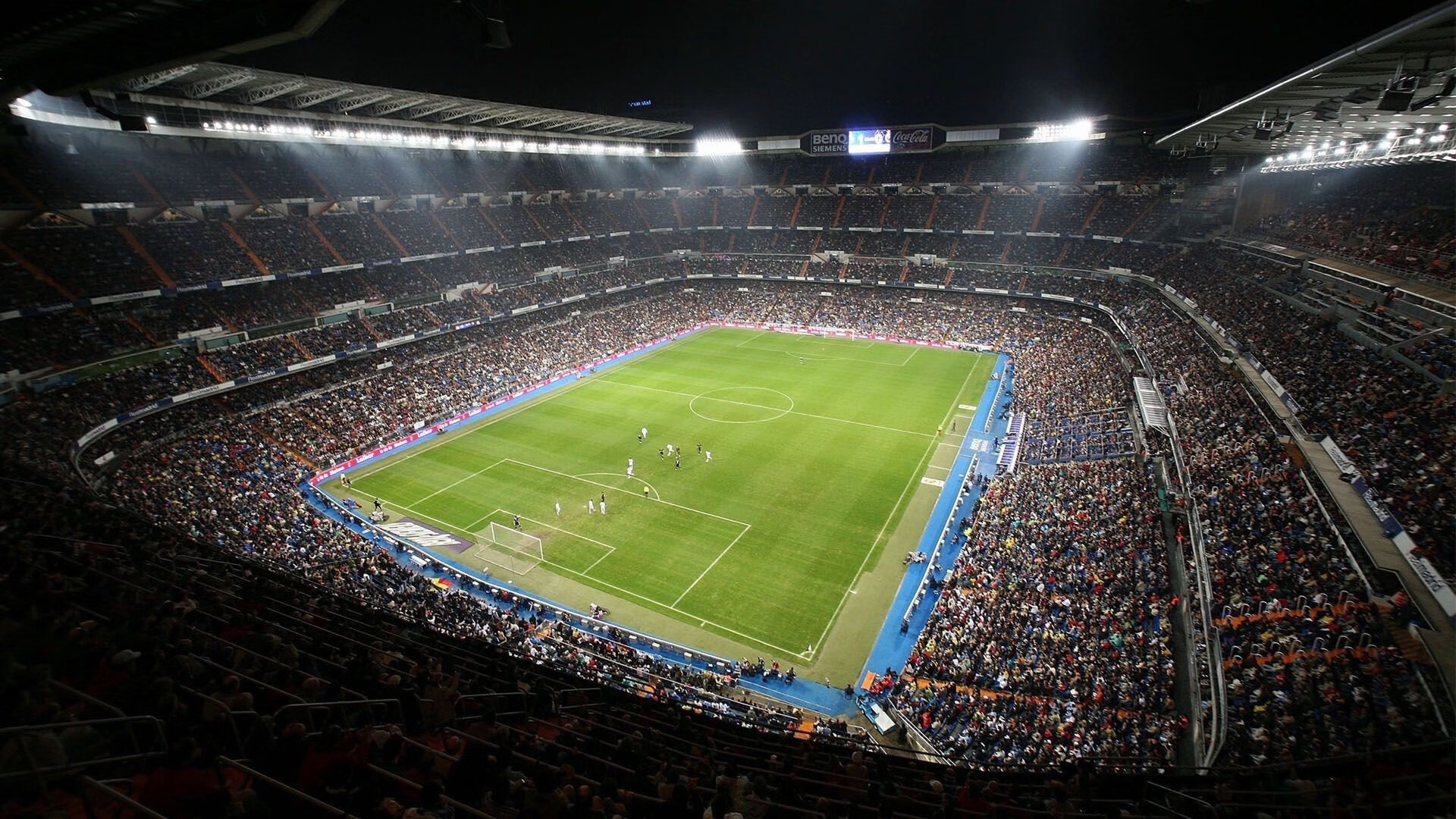 1.唯一的神，库尔图瓦的指尖，改写了2026世界杯B组的生死簿 突出唯一和神的意象，强调比赛的生死存亡)